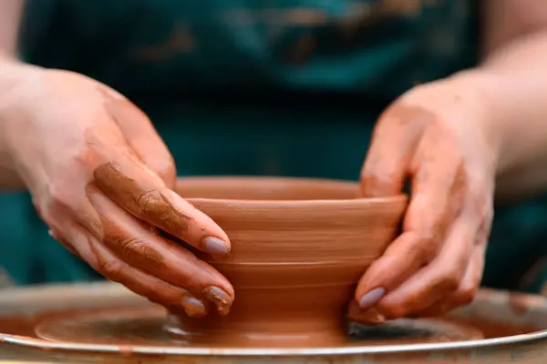 Pottenbakker maken van keramische pot op het aardewerk wiel — Stockfoto