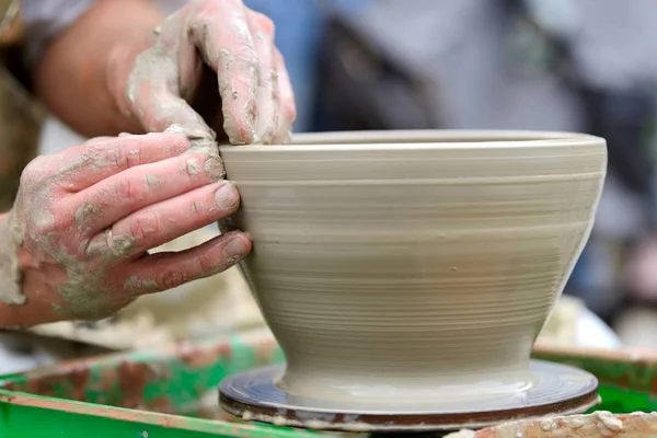 Potter making ceramic pot on the pottery wheel — Stock Photo, Image