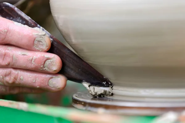 도자기 바퀴 위에서도 자기 항아리를 만드는 도공 — 스톡 사진