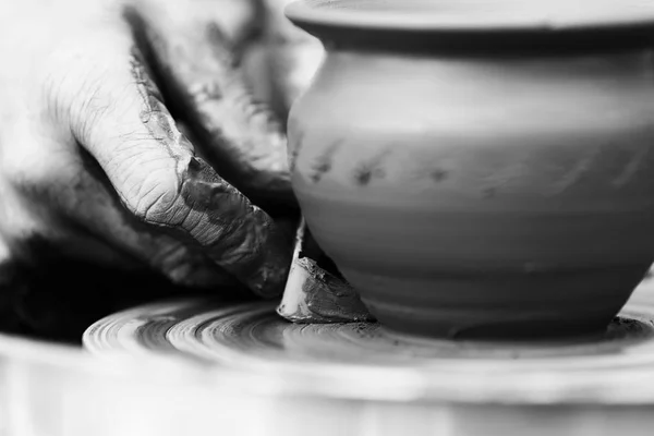 Potter haciendo olla de cerámica en la rueda de cerámica — Foto de Stock