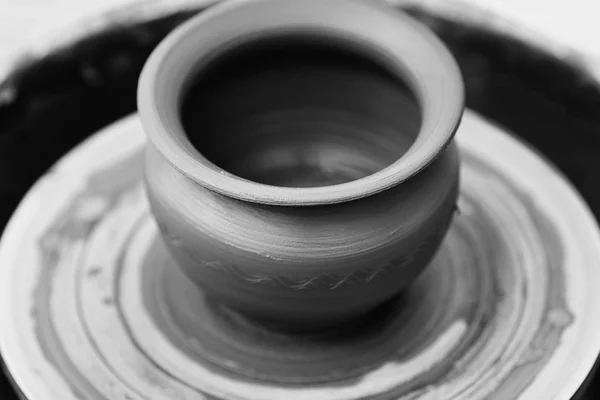 Töpfer macht Keramiktopf auf der Töpferscheibe — Stockfoto