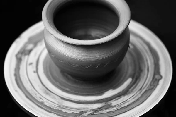 波特在陶瓷轮上做陶瓷壶 — 图库照片