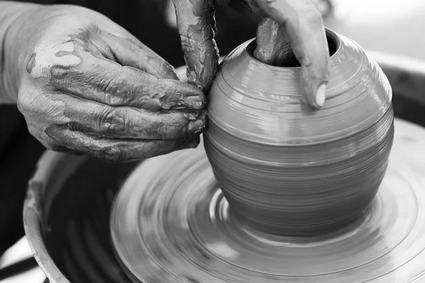 Поттер делает керамический горшок на гончарном круге — стоковое фото