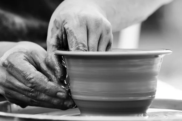 Potter haciendo olla de cerámica en la rueda de cerámica — Foto de Stock