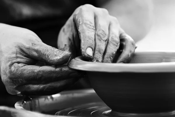 Potter haciendo olla de cerámica en la rueda de cerámica — Foto de Stock