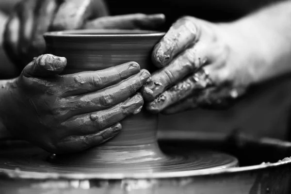 Potter haciendo olla de cerámica en la rueda de cerámica — Foto de Stock