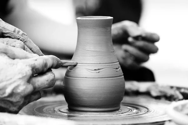 Potter haciendo olla de cerámica en la rueda de cerámica — Foto de Stock