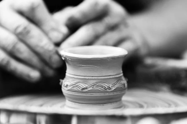 Potter haciendo olla de cerámica en la rueda de cerámica —  Fotos de Stock