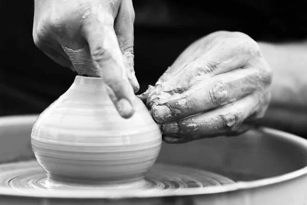 陶器の車輪の上に陶器の鍋を作るポッター — ストック写真