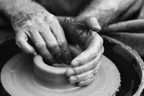 Pottenbakker maken van keramische pot op het aardewerk wiel — Stockfoto