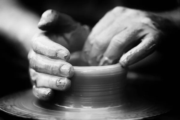 Pottenbakker maken van keramische pot op het aardewerk wiel — Stockfoto