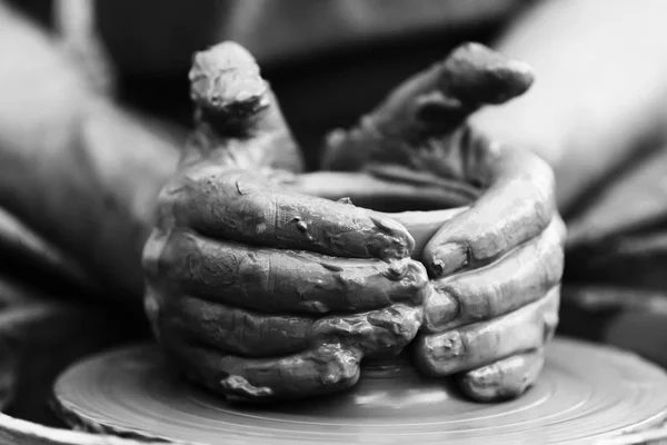 Potter che fa la pentola di ceramica sulla ruota della ceramica — Foto Stock