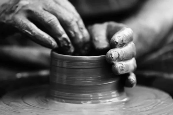 Pottenbakker maken van keramische pot op het aardewerk wiel — Stockfoto