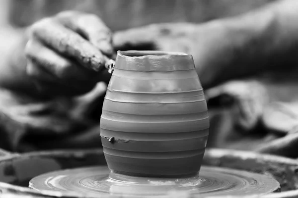 波特在陶瓷轮上做陶瓷壶 — 图库照片