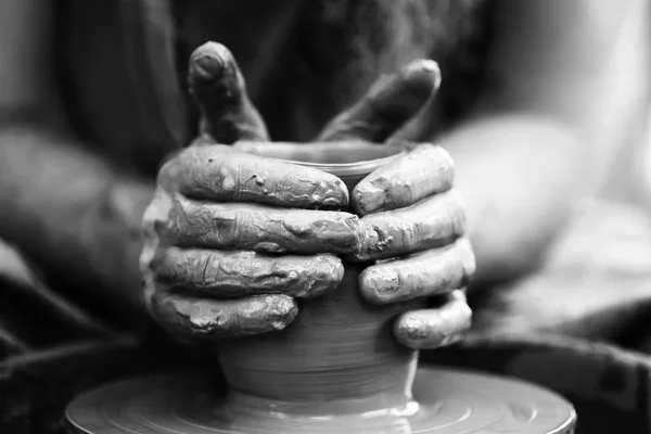 Potter membuat pot keramik pada roda tembikar — Stok Foto