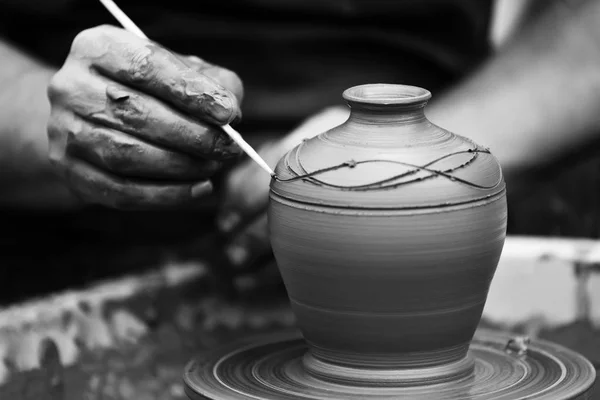 Potter making ceramic pot on the pottery wheel — Stock Photo, Image