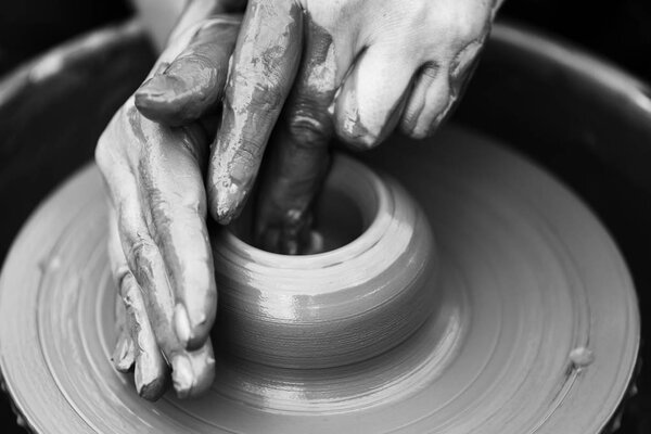 Поттер делает керамический горшок на гончарном круге