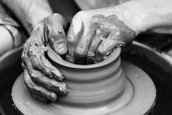 Potter gör keramiska potten på keramik hjulet — Stockfoto