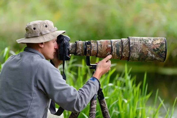 Fotógrafo de vida selvagem ao ar livre — Fotografia de Stock