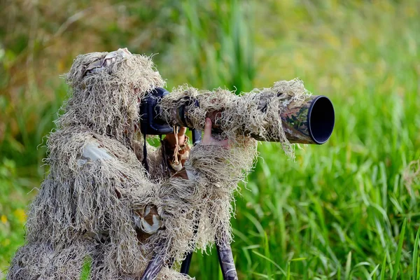 迷彩 ghillie スーツでの野生動物写真家 — ストック写真