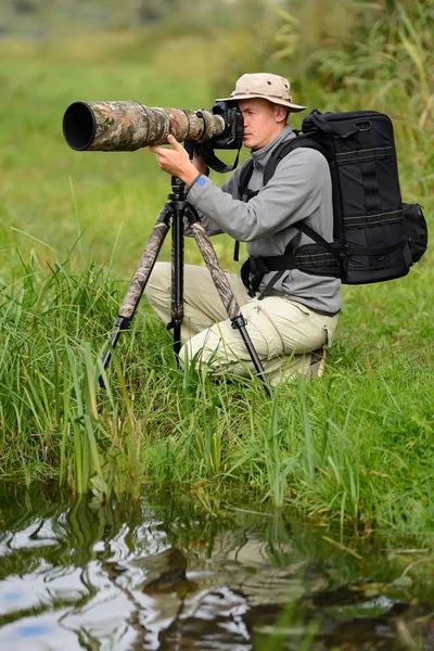 Wildlife photographer outdoor — Stock Photo, Image