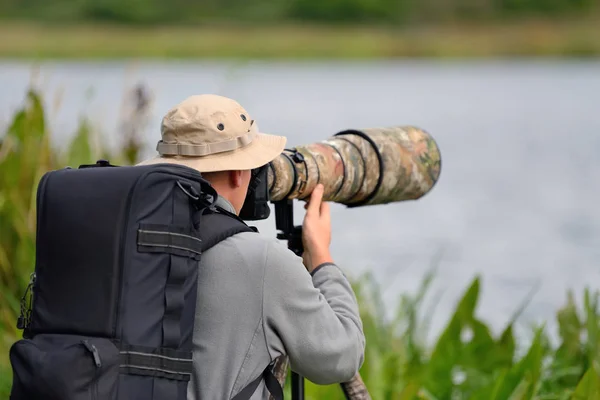 Vadon élő fotográfus szabadtéri — Stock Fotó