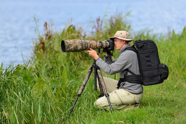 Wildlife fotograaf buiten — Stockfoto