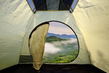 Dağlar manzara üzerinde bir çadır içinde görüntülemek