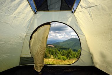 Dağlar manzara üzerinde bir çadır içinde görüntülemek