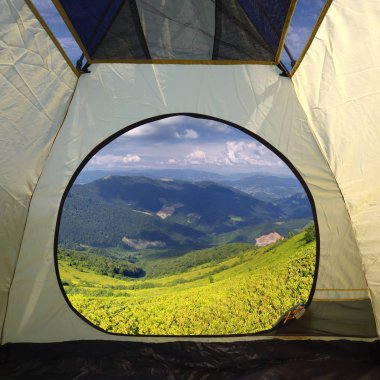 Dağlar manzara üzerinde bir çadır içinde görüntülemek
