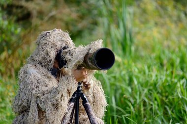 Vahşi yaşam fotoğrafçısı ghillie takım elbise kamuflaj