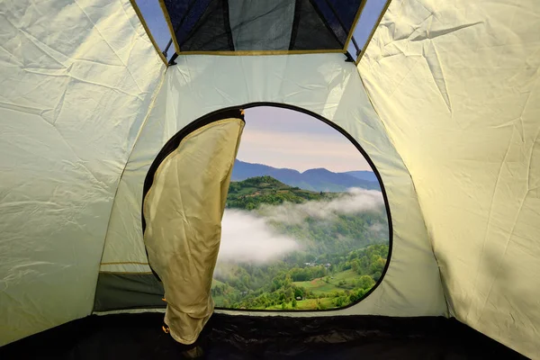 Dağlar manzara üzerinde bir çadır içinde görüntülemek