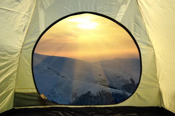 Vue de l'intérieur d'une tente sur paysage montagneux — Photo