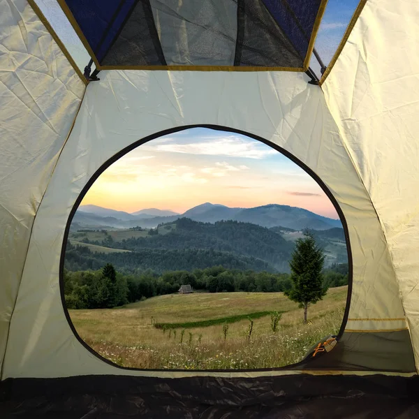 Dağlar manzara üzerinde bir çadır içinde görüntülemek