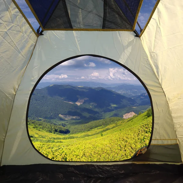 Dağlar manzara üzerinde bir çadır içinde görüntülemek