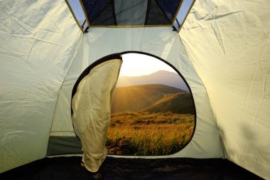 Dağlar manzara üzerinde bir çadır içinde görüntülemek