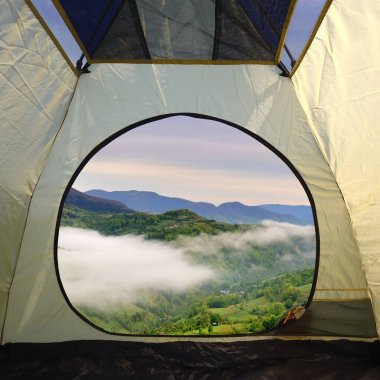 Dağlar manzara üzerinde bir çadır içinde görüntülemek