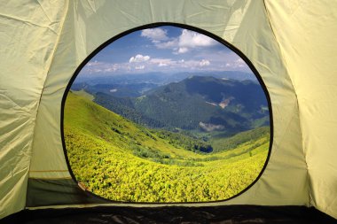 Dağlar manzara üzerinde bir çadır içinde görüntülemek