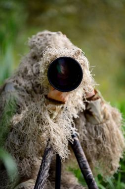 Vahşi yaşam fotoğrafçısı ghillie takım elbise kamuflaj