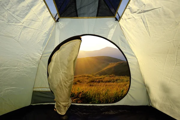 Dağlar manzara üzerinde bir çadır içinde görüntülemek