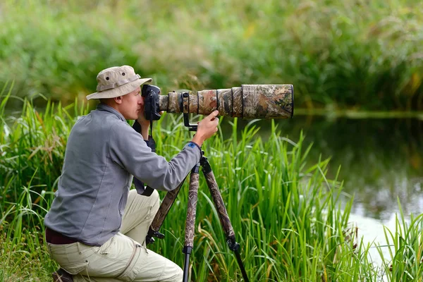 Fotógrafo de vida selvagem ao ar livre — Fotografia de Stock