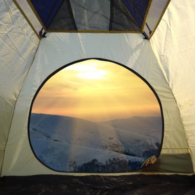 Dağlar manzara üzerinde bir çadır içinde görüntülemek