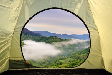 Dağlar manzara üzerinde bir çadır içinde görüntülemek