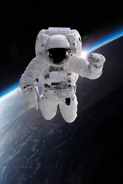 Astronaut bei Weltraumspaziergang — Stockfoto