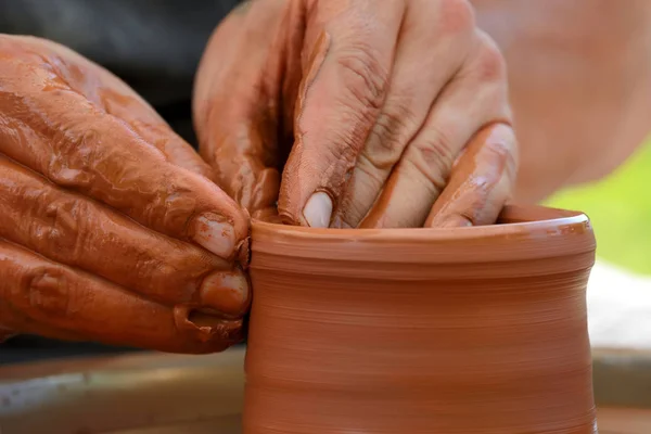 Töpfer macht Keramiktopf auf der Töpferscheibe — Stockfoto