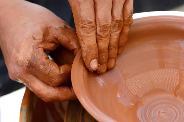 Pottenbakker maken van keramische pot op het aardewerk wiel — Stockfoto