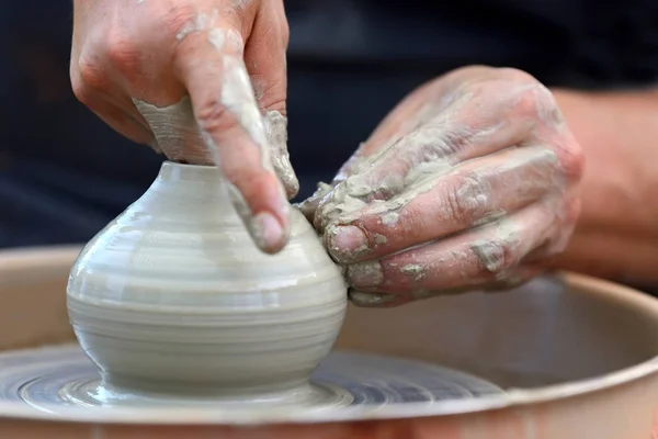 Potter making ceramic pot on the pottery wheel — Stock Photo, Image