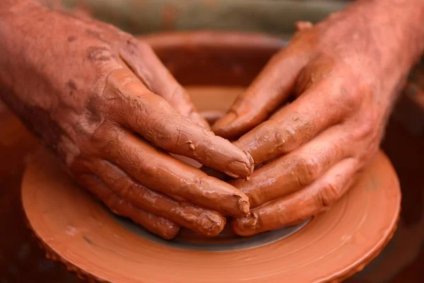 Pottenbakker maken van keramische pot op het aardewerk wiel — Stockfoto