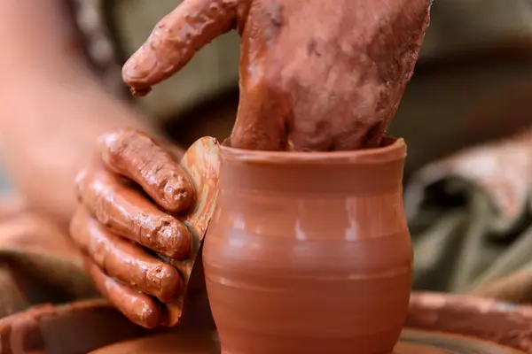 Pottenbakker maken van keramische pot op het aardewerk wiel — Stockfoto