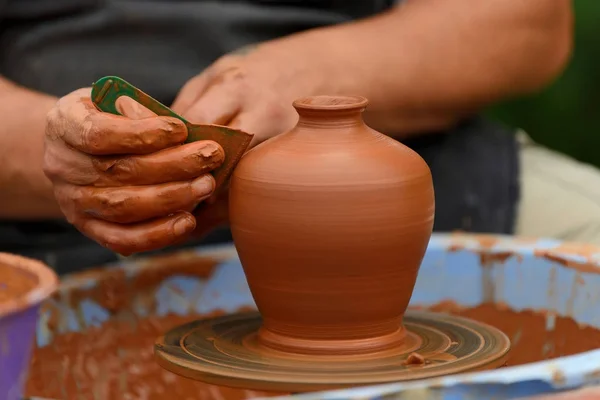 Potter haciendo olla de cerámica en la rueda de cerámica — Foto de Stock